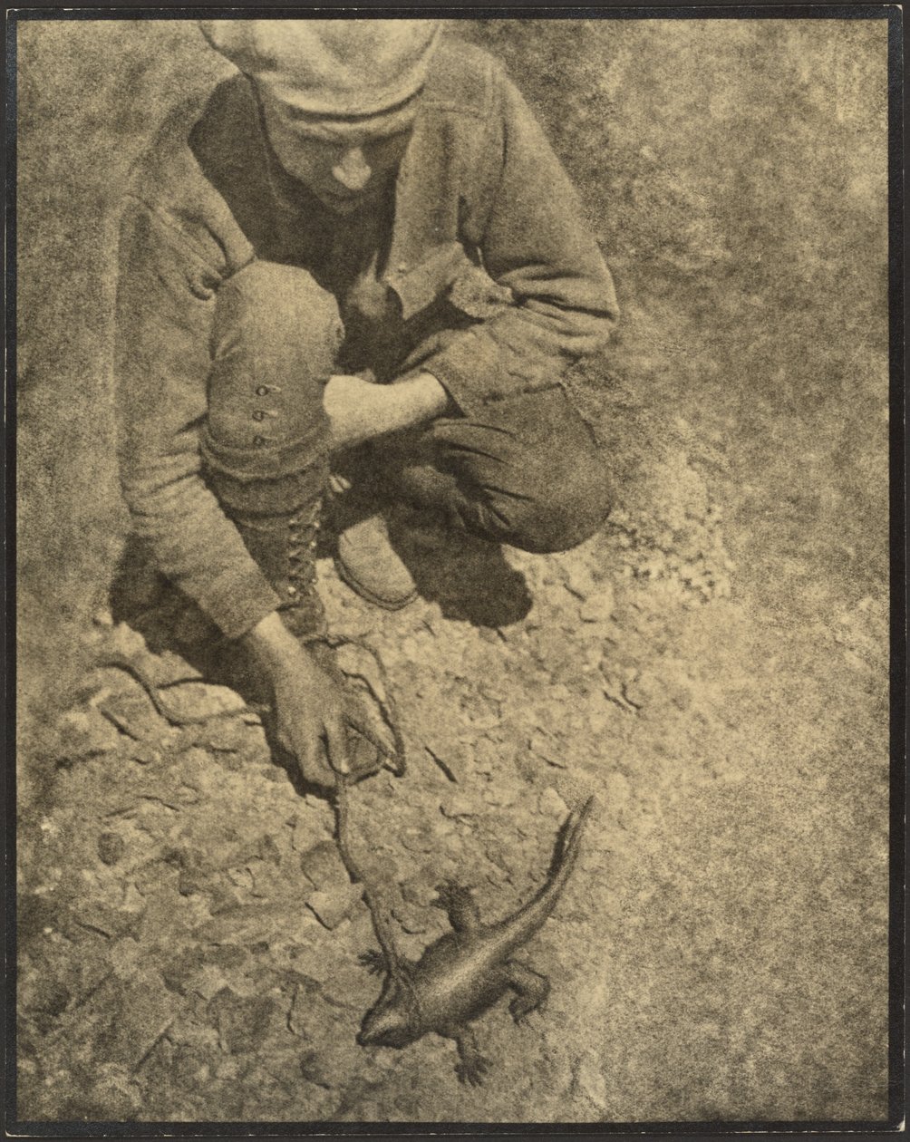 Mann mit einer Eidechse von Louis Fleckenstein