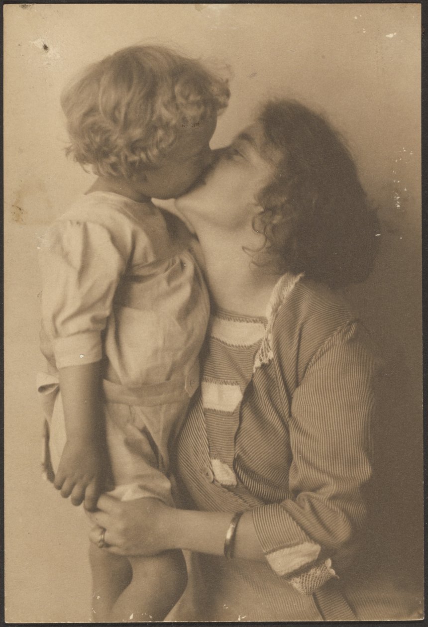 Mutter und Kind beim Küssen von Louis Fleckenstein