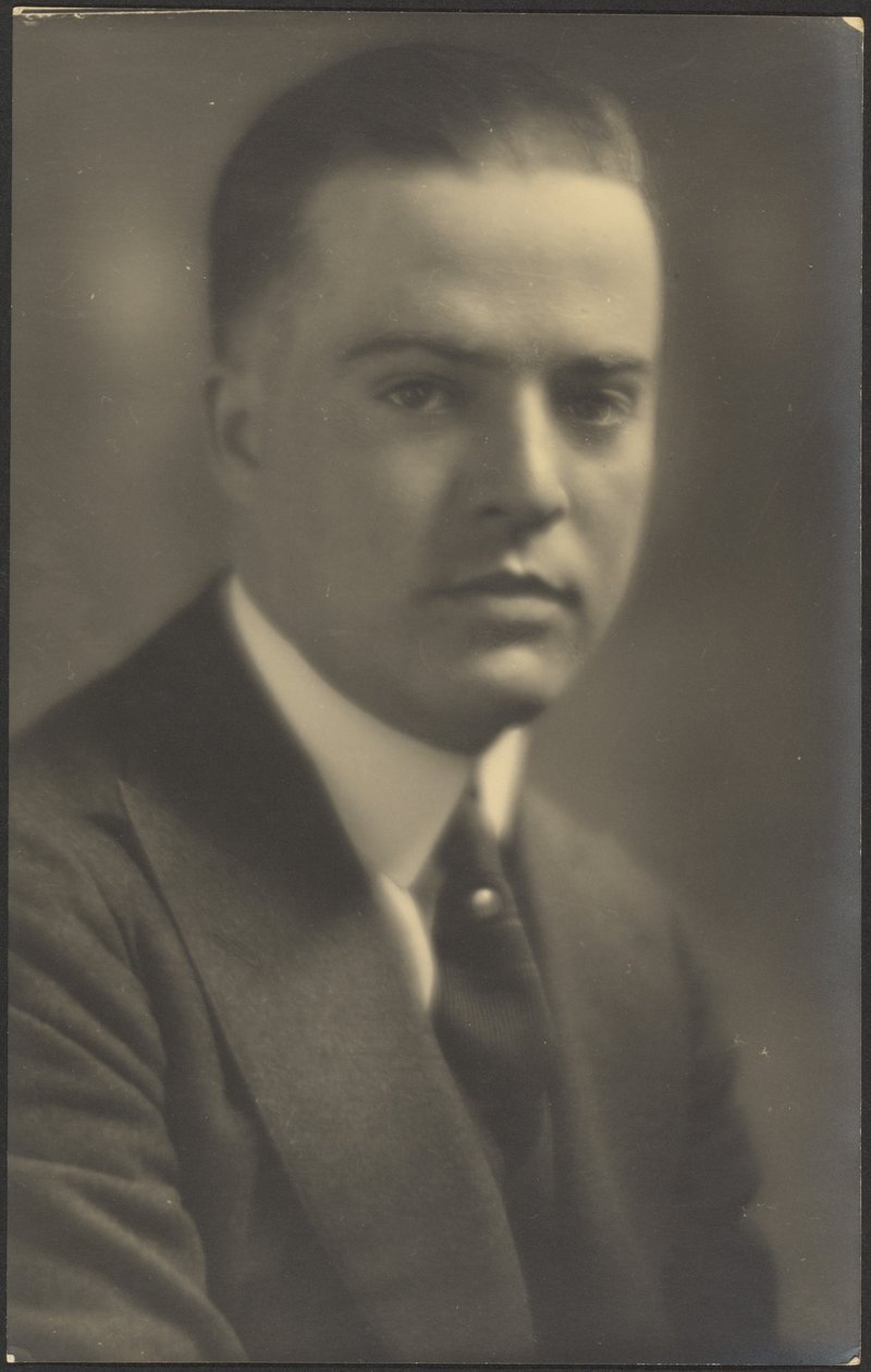 Porträt eines Mannes mit Perlenkrawattennadel von Louis Fleckenstein