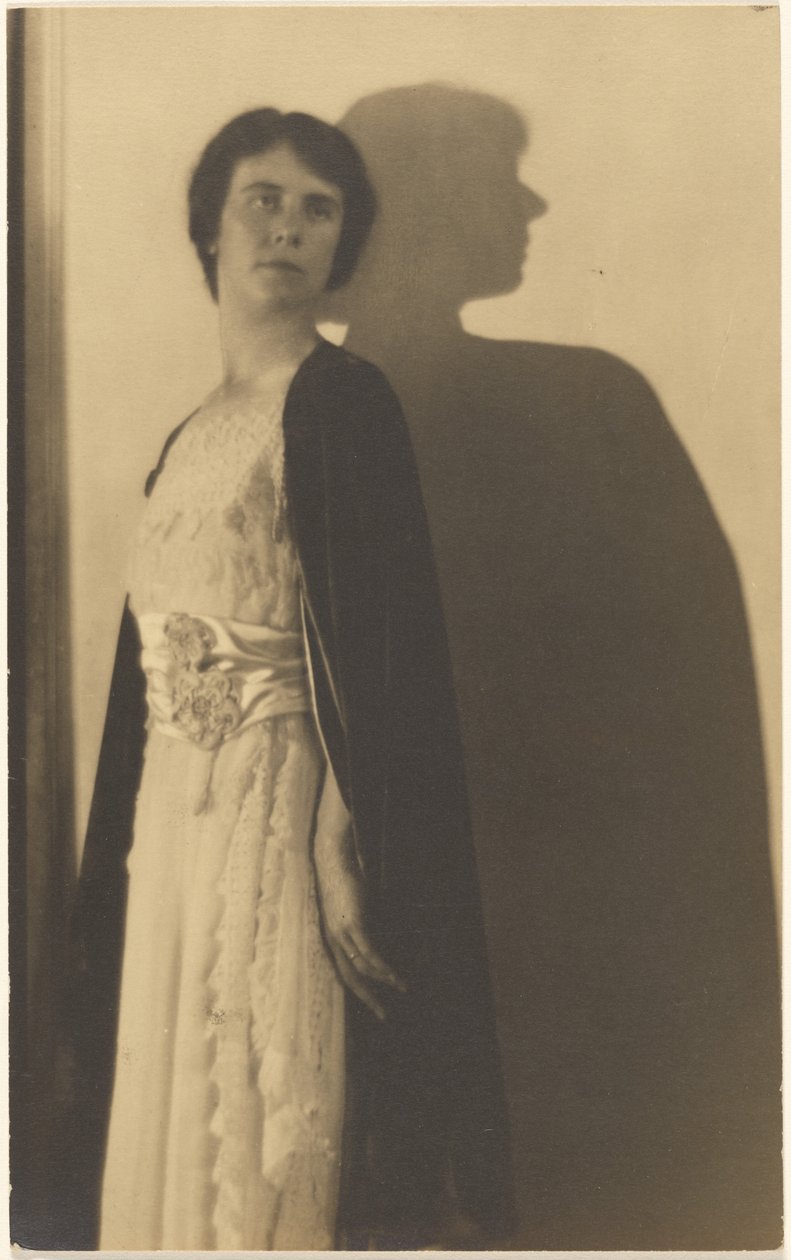 Porträt einer Frau im Mantel mit Schatten von Louis Fleckenstein