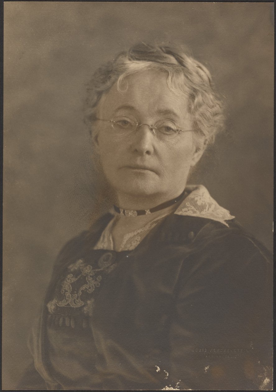 [Porträt einer Frau mit Brille] von Louis Fleckenstein