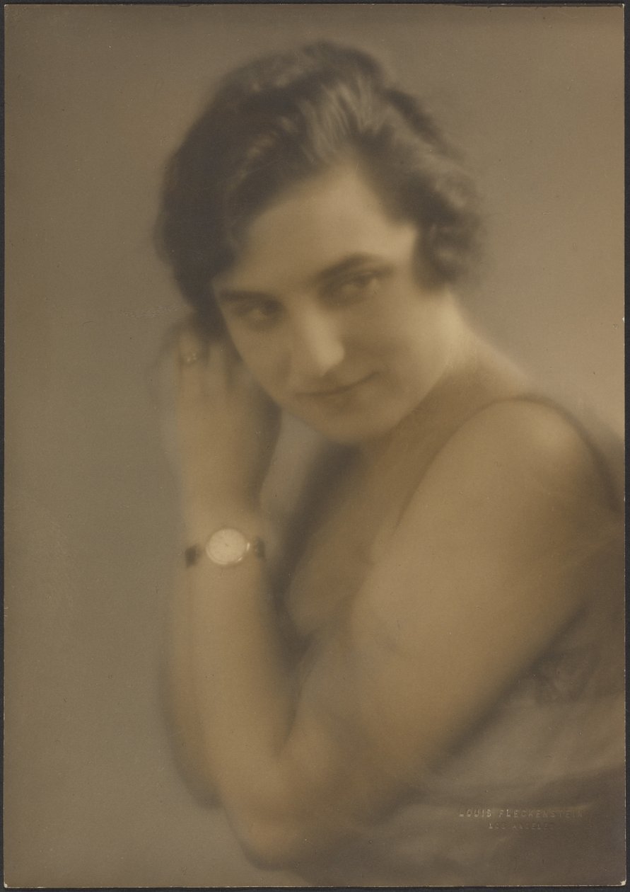 Porträt einer Frau mit Uhr von Louis Fleckenstein