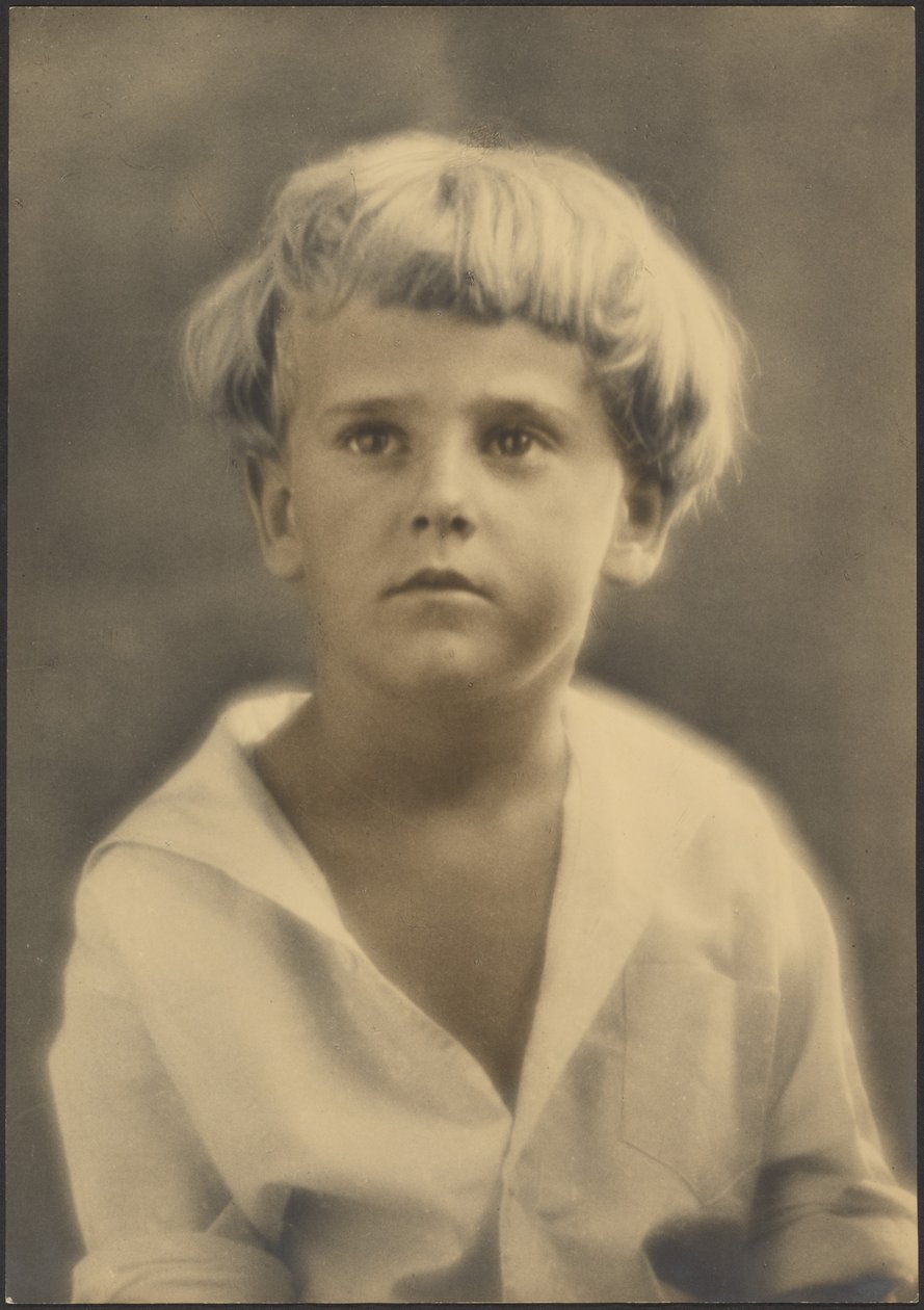 Porträt eines Jungen im weißen Hemd von Louis Fleckenstein