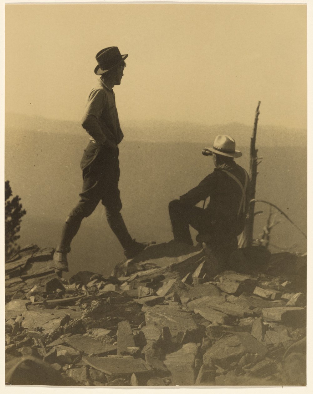 Zwei Männer, die in die Ferne schauen (möglicherweise Old Baldy Peak) von Louis Fleckenstein