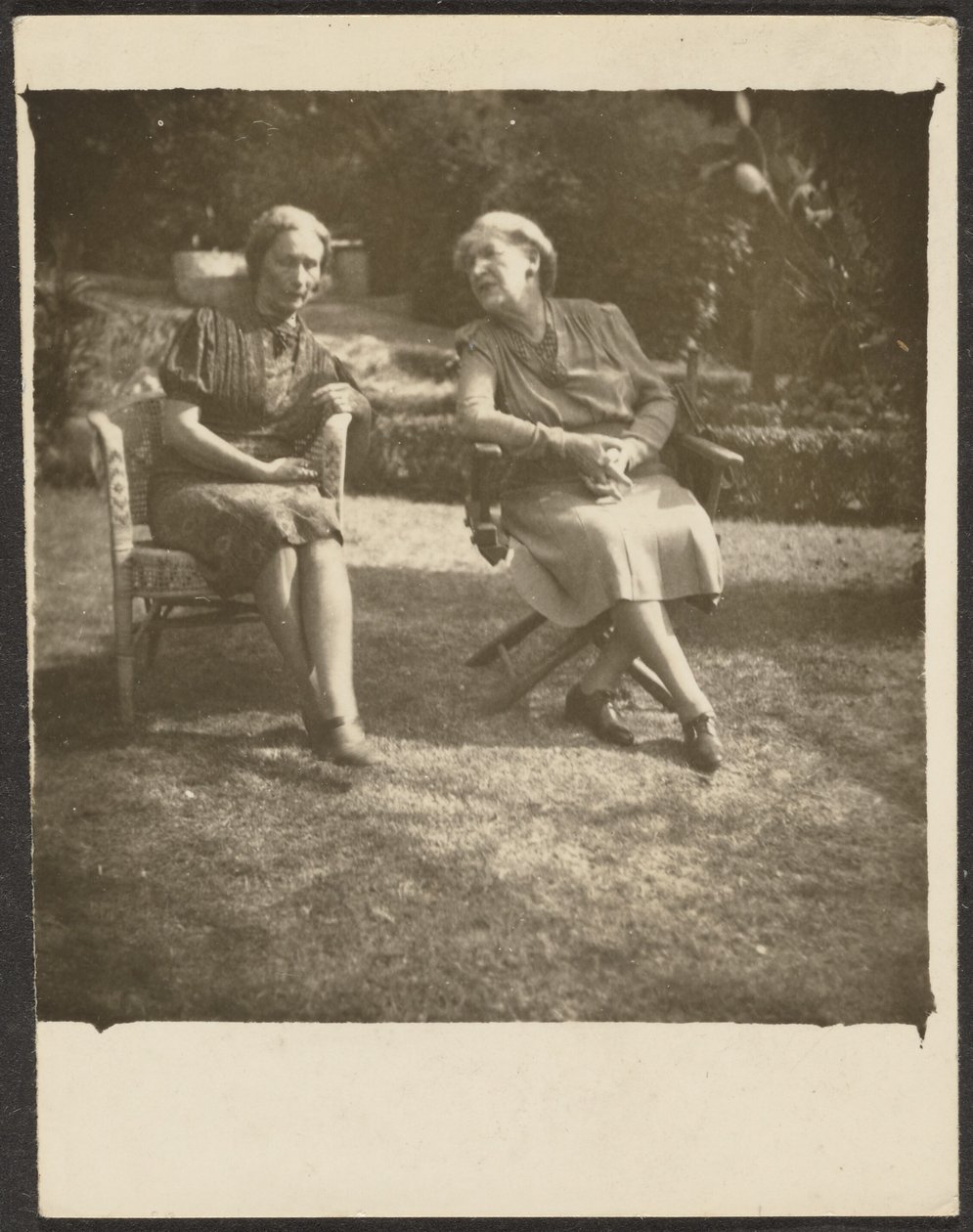 [Zwei Frauen in Gartenstühlen] von Louis Fleckenstein