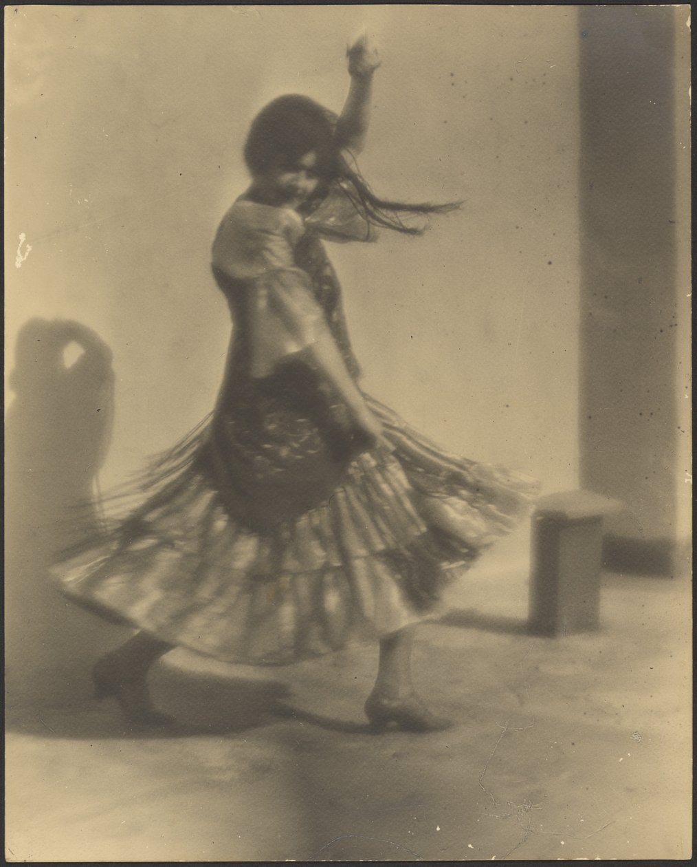 Frau tanzt im spanischen Outfit von Louis Fleckenstein