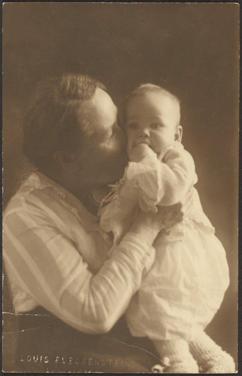 [Frau küsst Baby] von Louis Fleckenstein