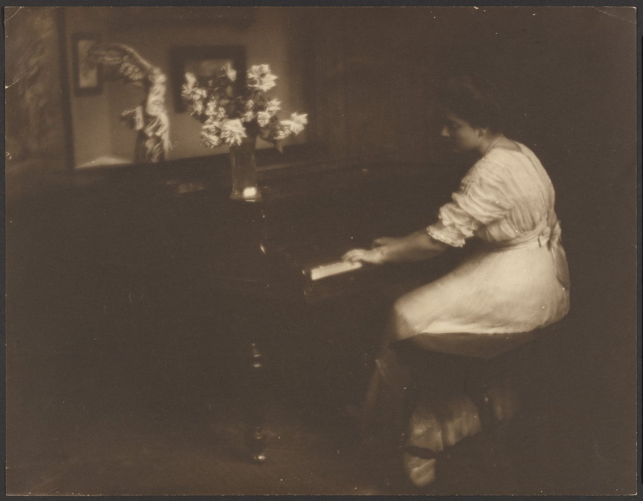 Frau, die Klavier spielt von Louis Fleckenstein