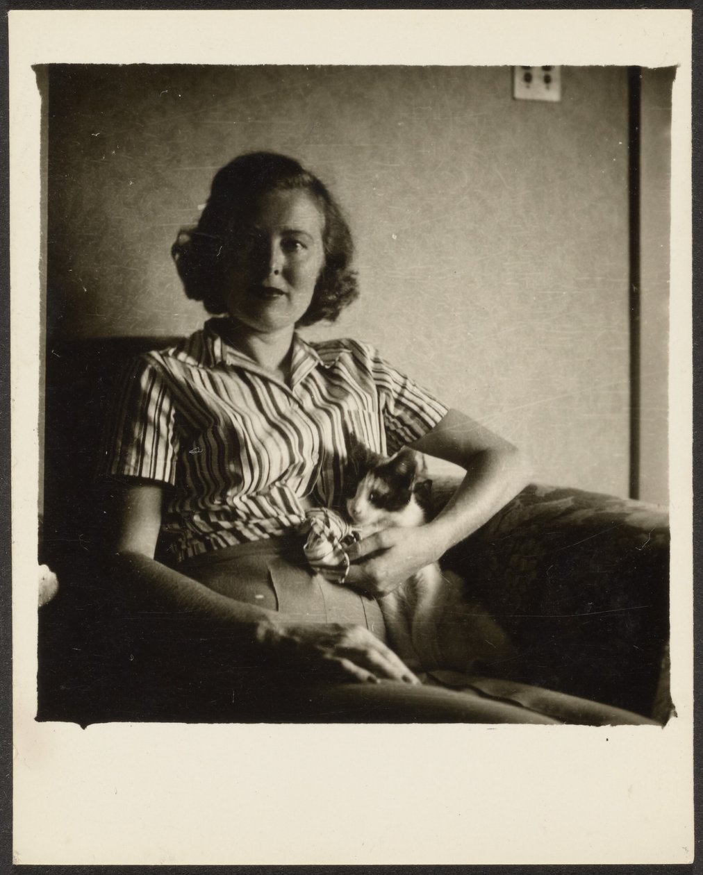 [Frau im Stuhl mit Katze] von Louis Fleckenstein