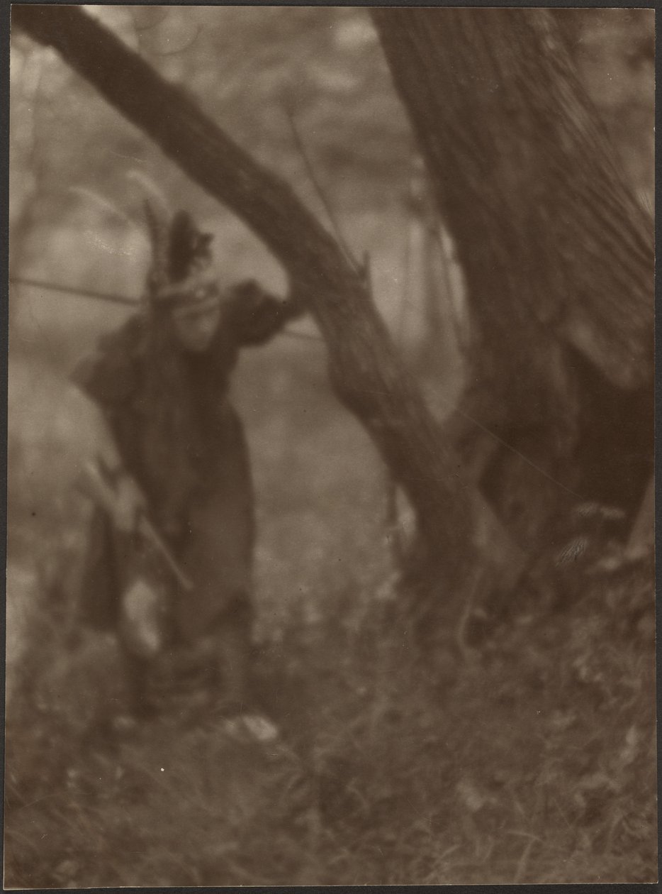 Frau mit Kopfschmuck hinter Baum von Louis Fleckenstein
