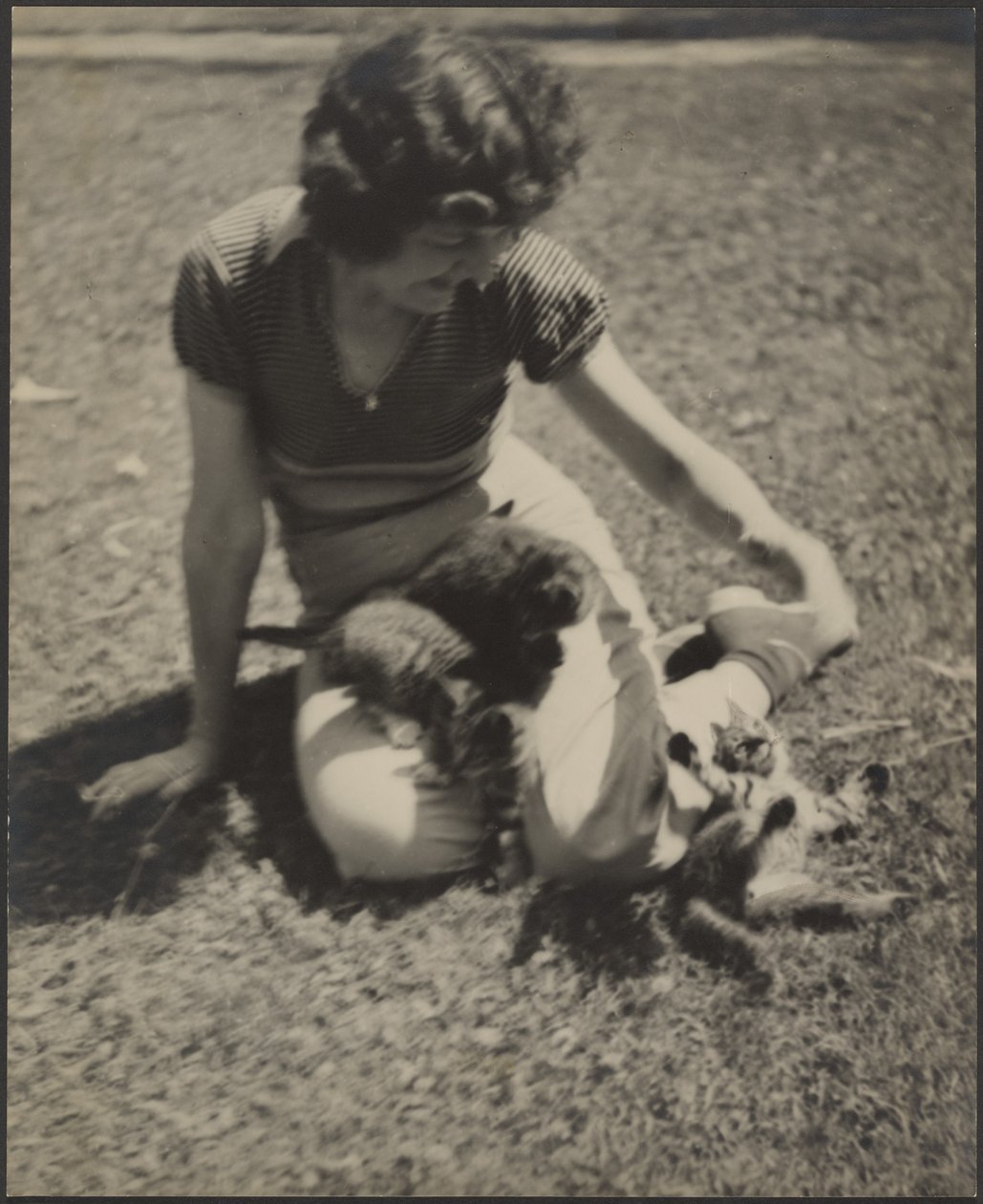 Frau mit Kätzchen von Louis Fleckenstein
