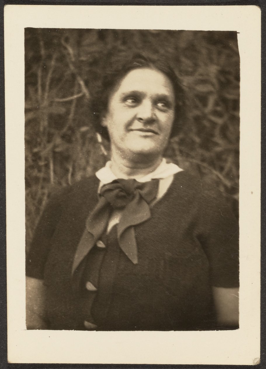 [Frau mit Krawatte] von Louis Fleckenstein