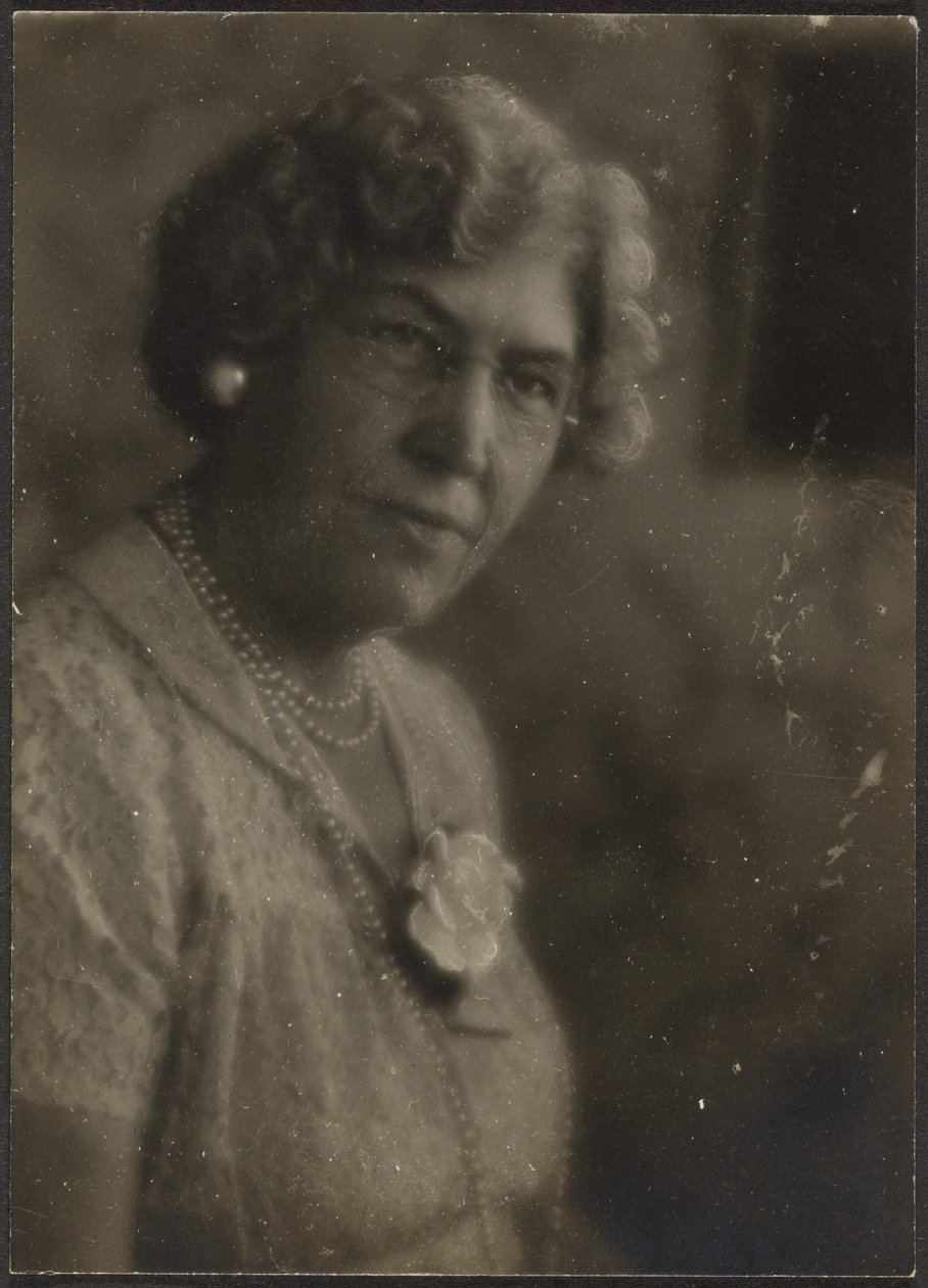 Frau mit weißer Blume und Perlen von Louis Fleckenstein