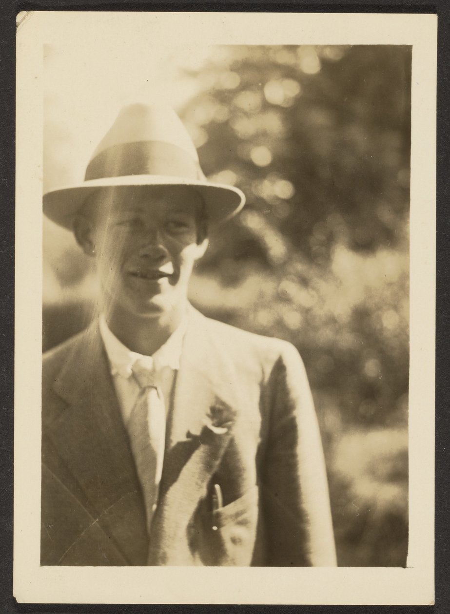 [Junger Mann mit Fedora] von Louis Fleckenstein