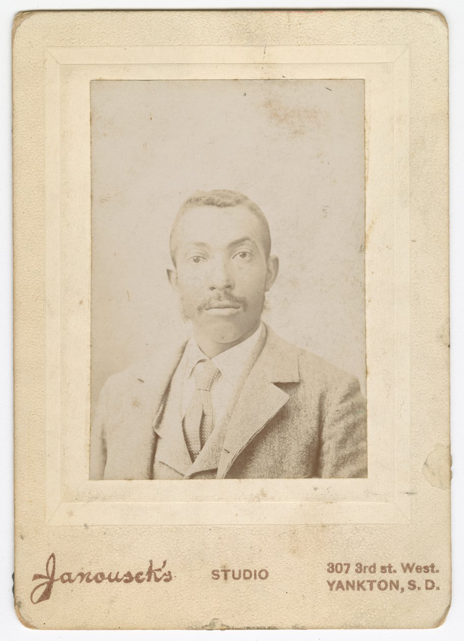 Fotografie eines Mannes in heller Jacke, Weste und Krawatte, späte 19. Jahrhundert von Louis Janousek