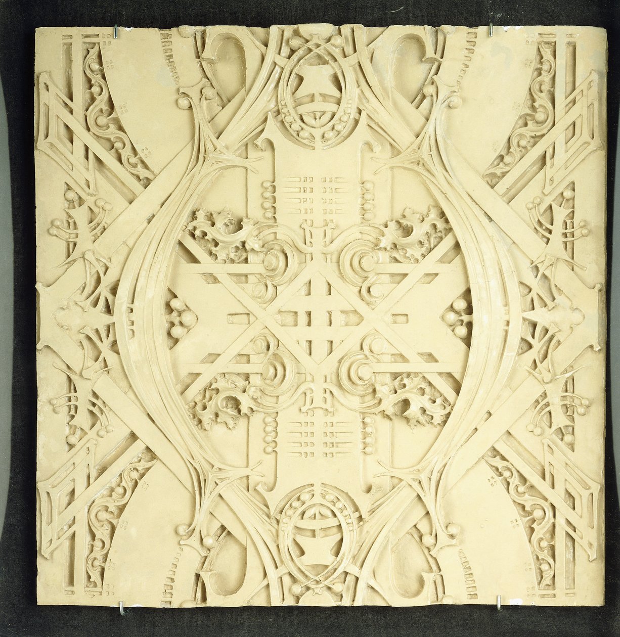 Ein Deckenfragment, verziert mit aufwendigen Schriftrollen und Blattmotiven, 1906-1908 von Louis Sullivan