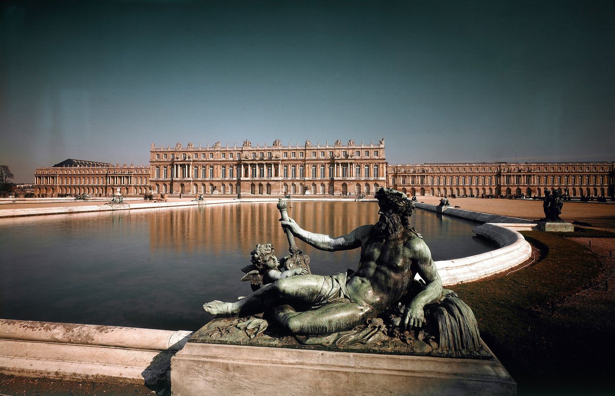 Ansicht der Fassade und Brunnen des Parks des Schlosses von Versailles. Geschaffen von den Architekten Louis Le Vau (1612-1670) und Jules Hardouin Mansart (1646-1708) 1668-1684 von Louis and Mansart Jules H.  Le Vau