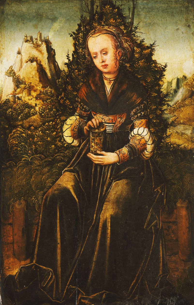 Heilige Maria Magdalena, sitzend auf einer grasbewachsenen Böschung in einer bergigen Landschaft von Lucas Cranach