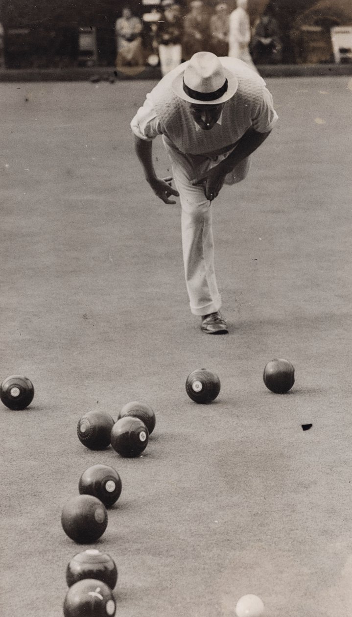 M.A. Ferris spielt Bowls in Paddington, London von Luigi Leoni