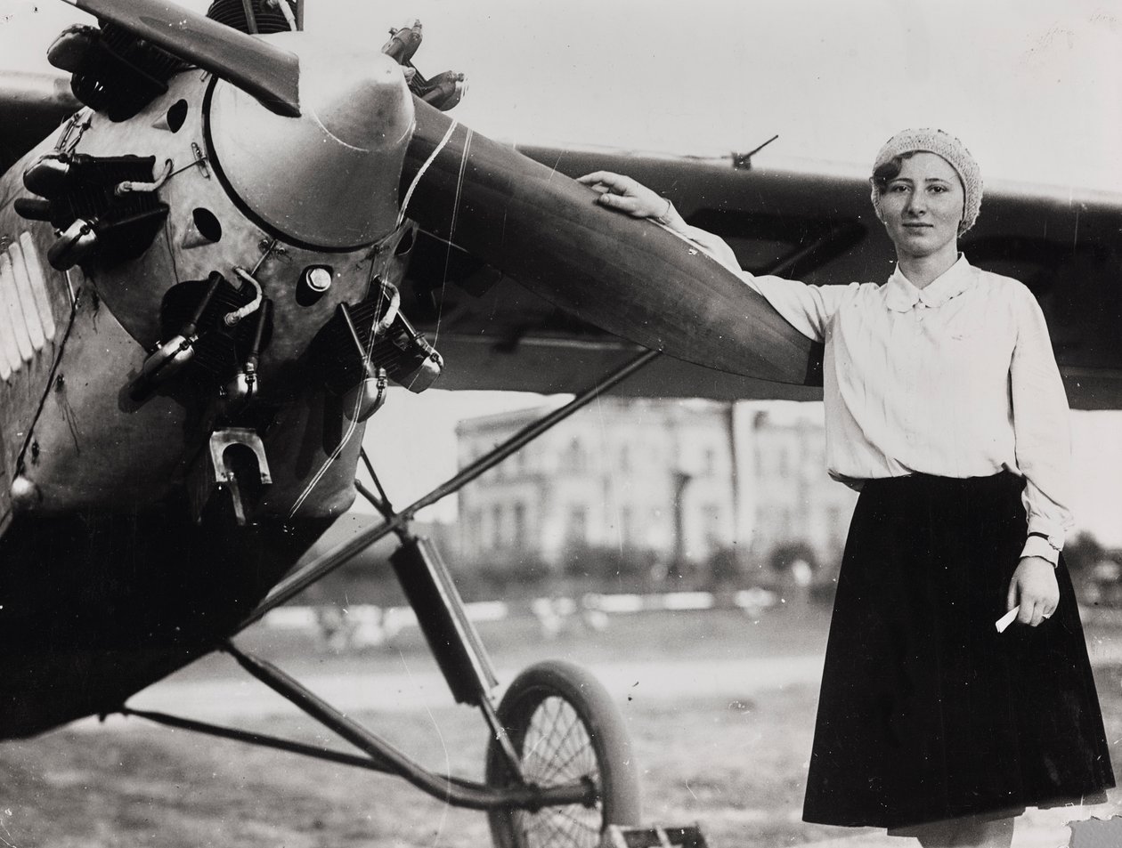 Miss Fumagalli, erste italienische Frau, die ein Pilotenzertifikat erhielt, fotografiert am Flughafen Littorio (Rom Urbe) von Luigi Leoni