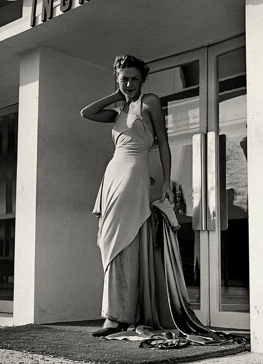 Modell in einem Abendkleid des Modehauses "Graldi" von Luis Bogino