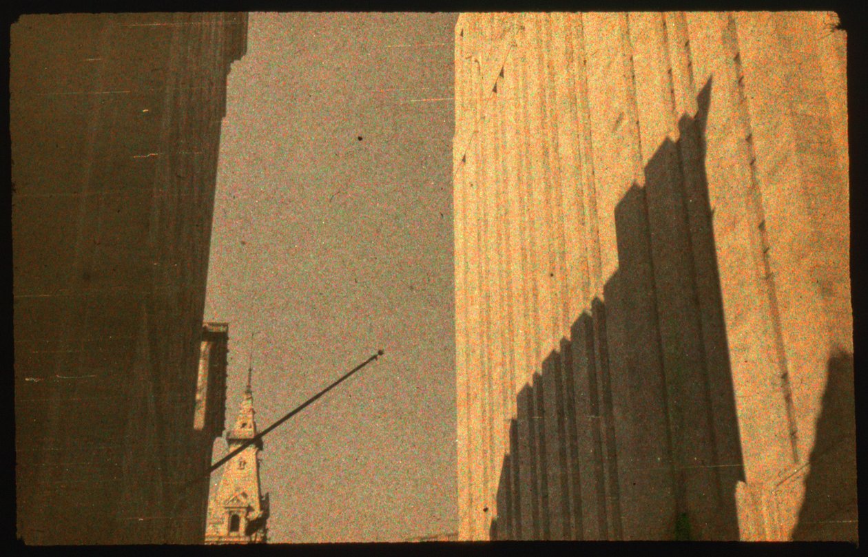 Farbfotografie von Stadtgebäuden mit Autochrome Lumière und einer 35-mm-Kamera vor... von Luis Marden