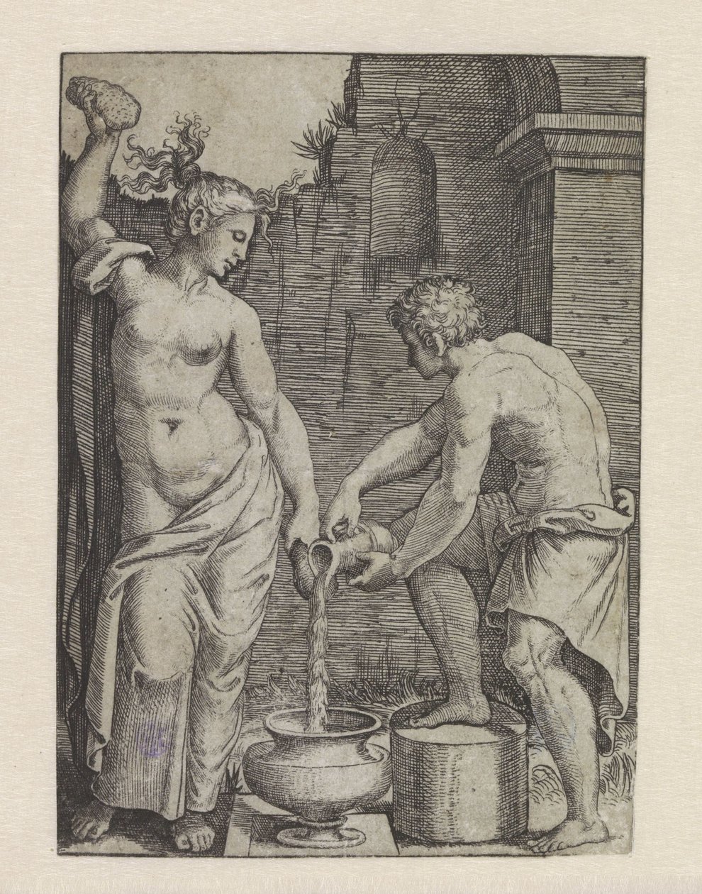 Halbnackte Frau wäscht sich mit Schwämmen und männlicher Diener schenkt Wasser in ein Fass von Marcantonio Raimondi