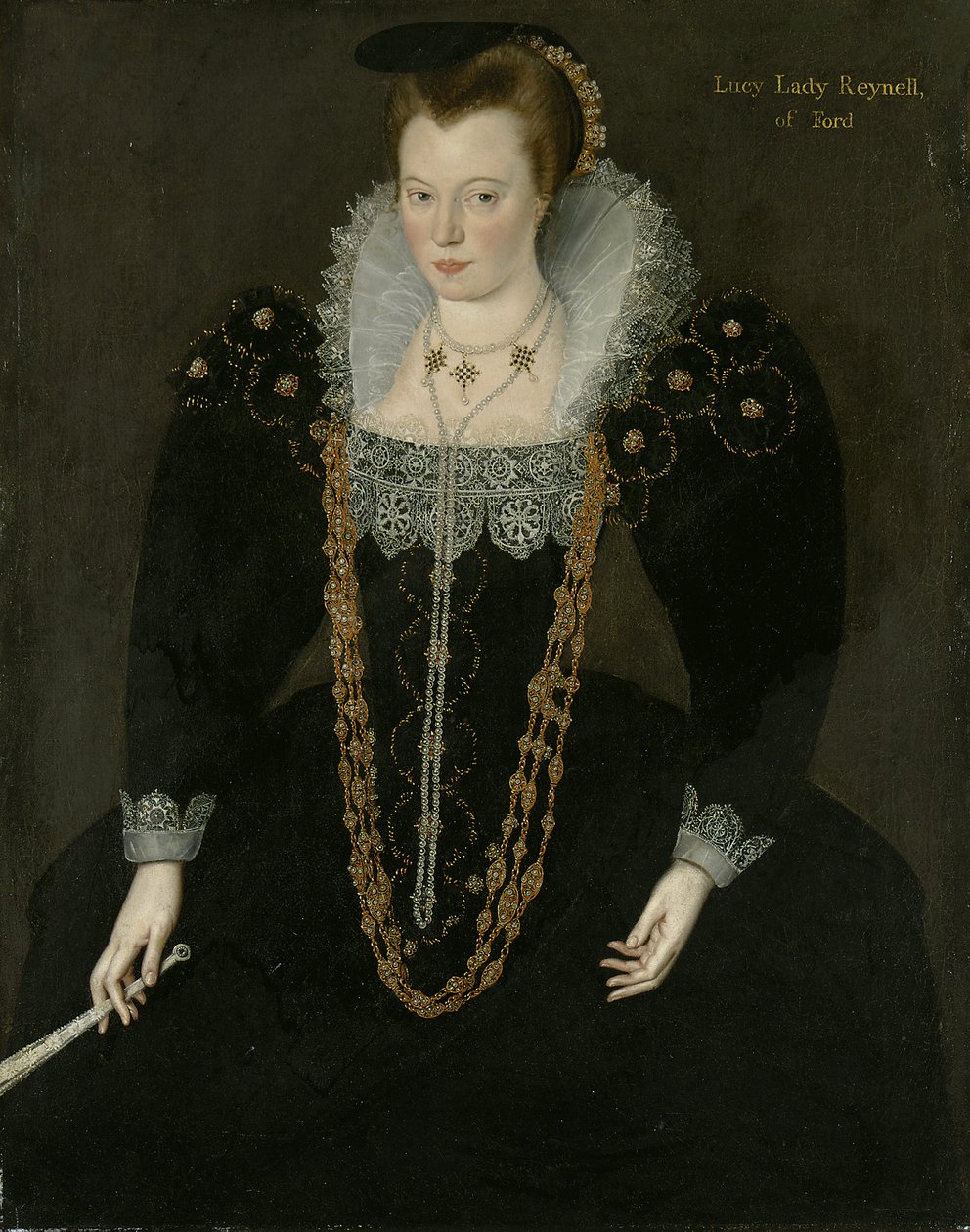 Porträt von Lucy, Lady Reynell of Ford, dreiviertellang, in einem dunklen Kleid mit weißem Spitzenkragen und goldenen und Perlenketten, einen Fächer in der rechten Hand haltend, mit identifizierender Inschrift von Marcus the Younger Gheeraerts