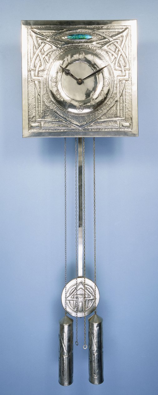 Eine Wanduhr von Margaret Gilmour (1860-1942), dekoriert in Repoussé mit keltischen Entrelac-Designs von Margaret Gilmour
