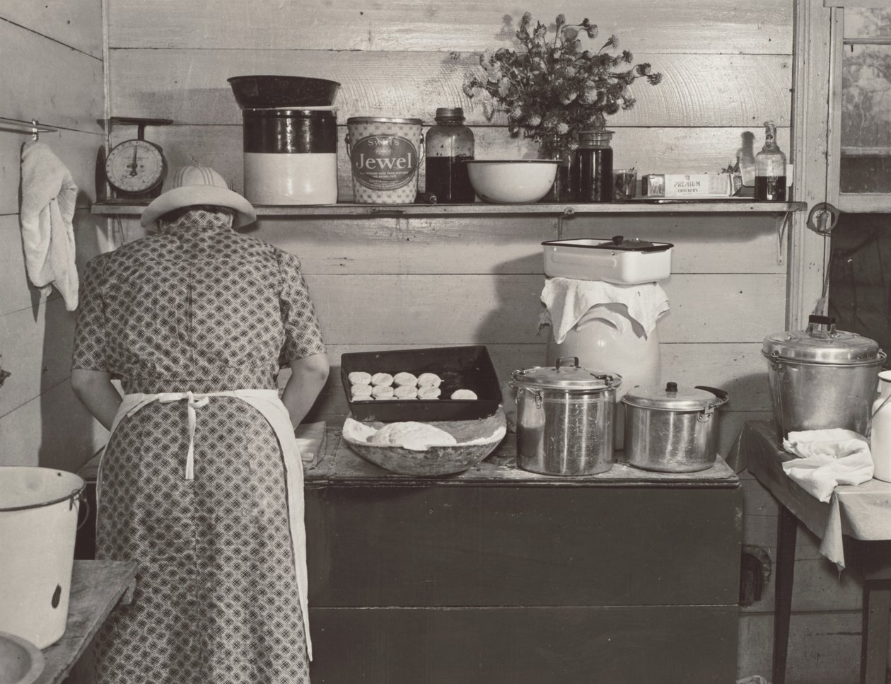 Ein Mitglied der Familie Wilkins macht Kekse für das Abendessen am Maisernte-Tag im Haus von Mrs. Fred Wilkins in der Nähe von Tallyho, Granville County, North Carolina von Marion Post Wolcott