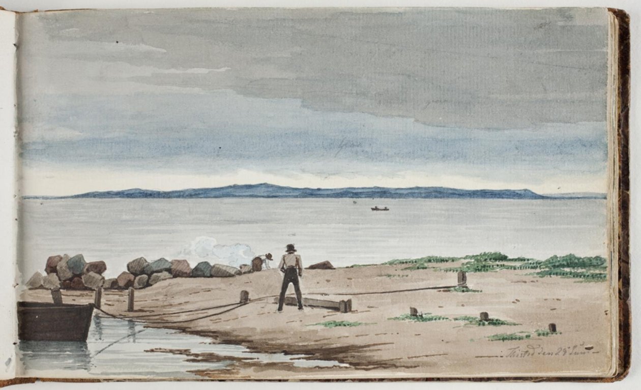 Aussicht auf eine Strandlandschaft mit Unwetterwolken am Himmel. Zwei Männer arbeiten an einem Boot und einem Feuer im Vordergrund von Martinus Rørbye