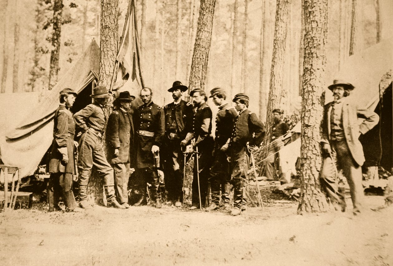 General Potter und Stab mit Mathew Brady, der an einem Baum lehnt, 1861-65 (Sepia-Foto) von Mathew B. Brady