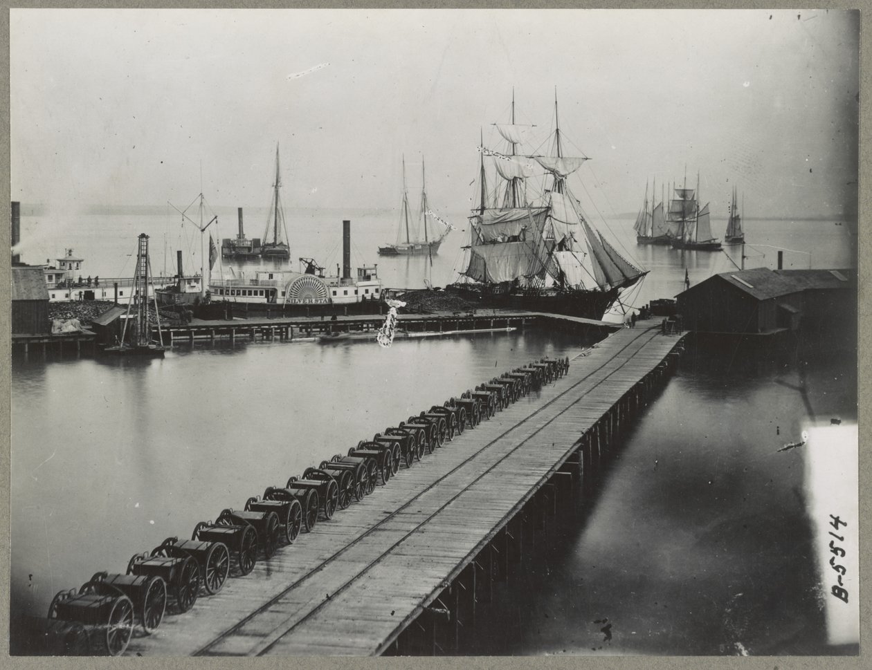 Magazin Kai in City Point, Virginia, ca. 1865 von Mathew B. Brady
