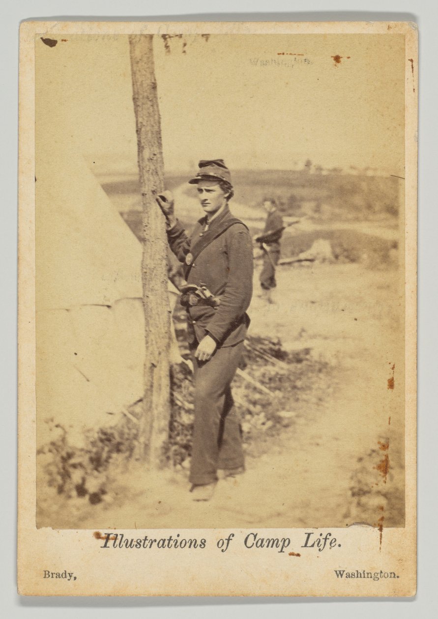 Stehender Soldat mit Pistole im Gürtel von Mathew B. Brady