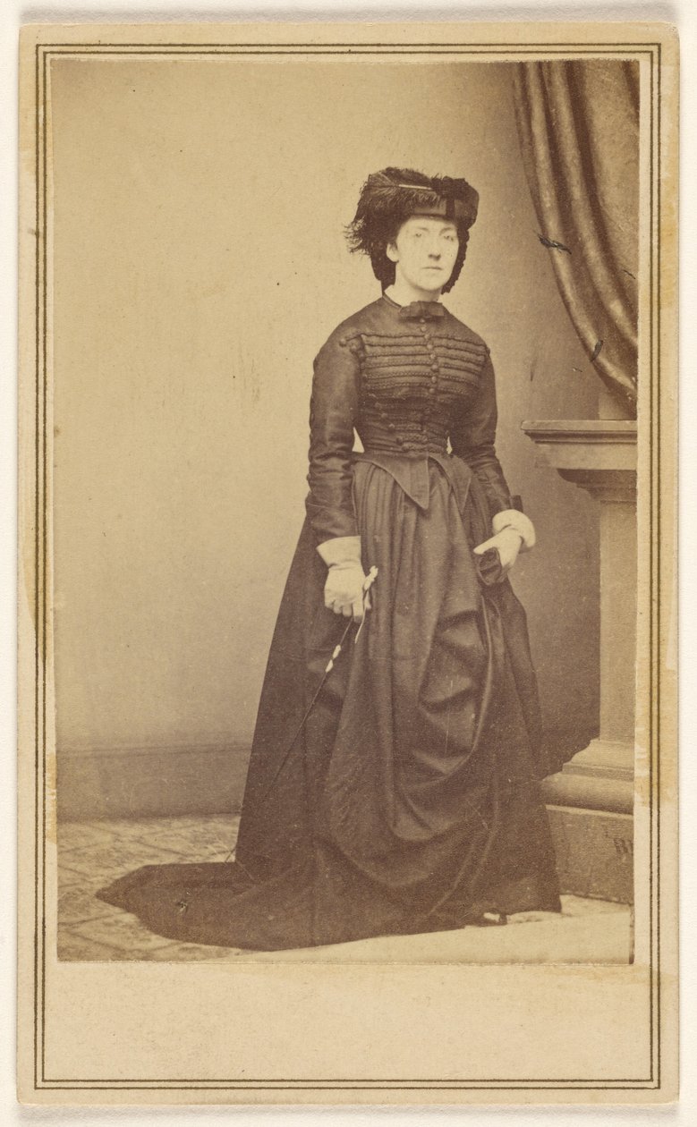 [Unbekannte Frau mit Hut und langem dunklen Kleid] von Mathew B. Brady