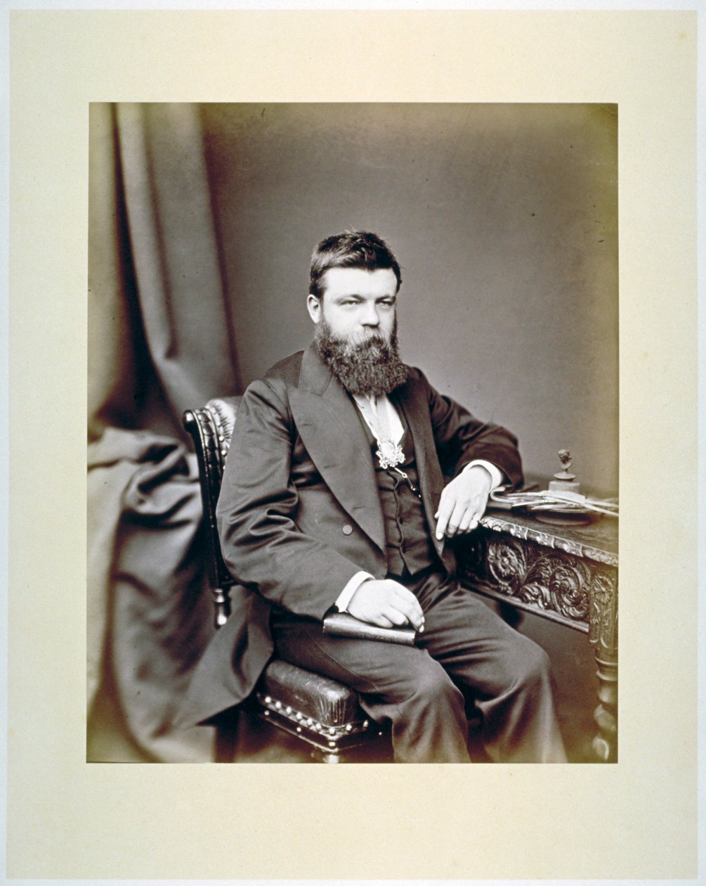 TC Fendick, Meister der Worshipful Company of Glaziers, trägt sein Meisterabzeichen, ca. 1865 von Maull and Co