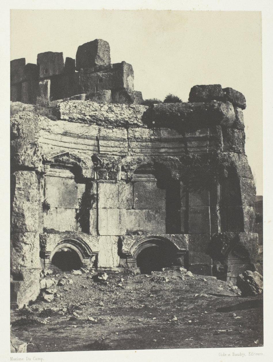 Baalbeck (Heliopolis), Halbkreis der Umfriedung der Tempel der Sonne und des Jupiter; Syrien von Maxime Du Camp