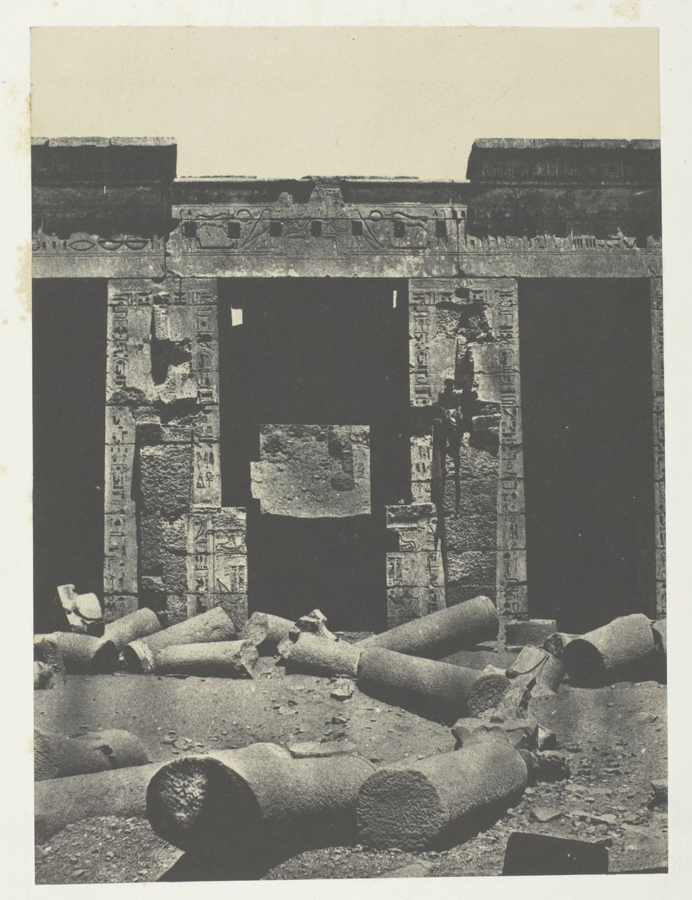 Médinet-Habou, östlicher Teil des Peristyls des Palastes von Ramses-Méiamoun; Theben von Maxime Du Camp