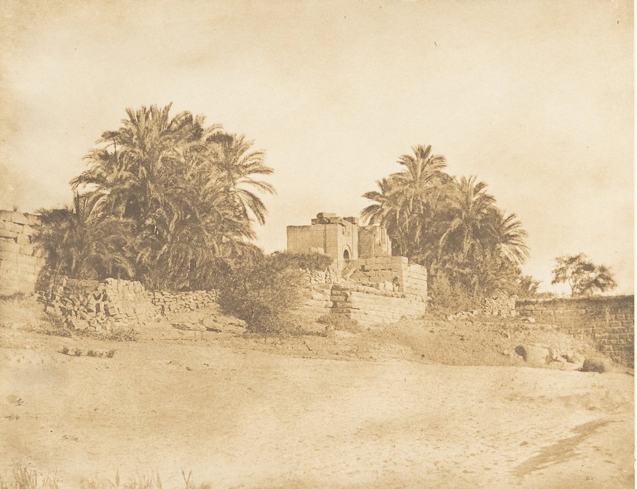 Ruinen eines römischen Triumphbogens in Philae, April 1850 von Maxime Du Camp