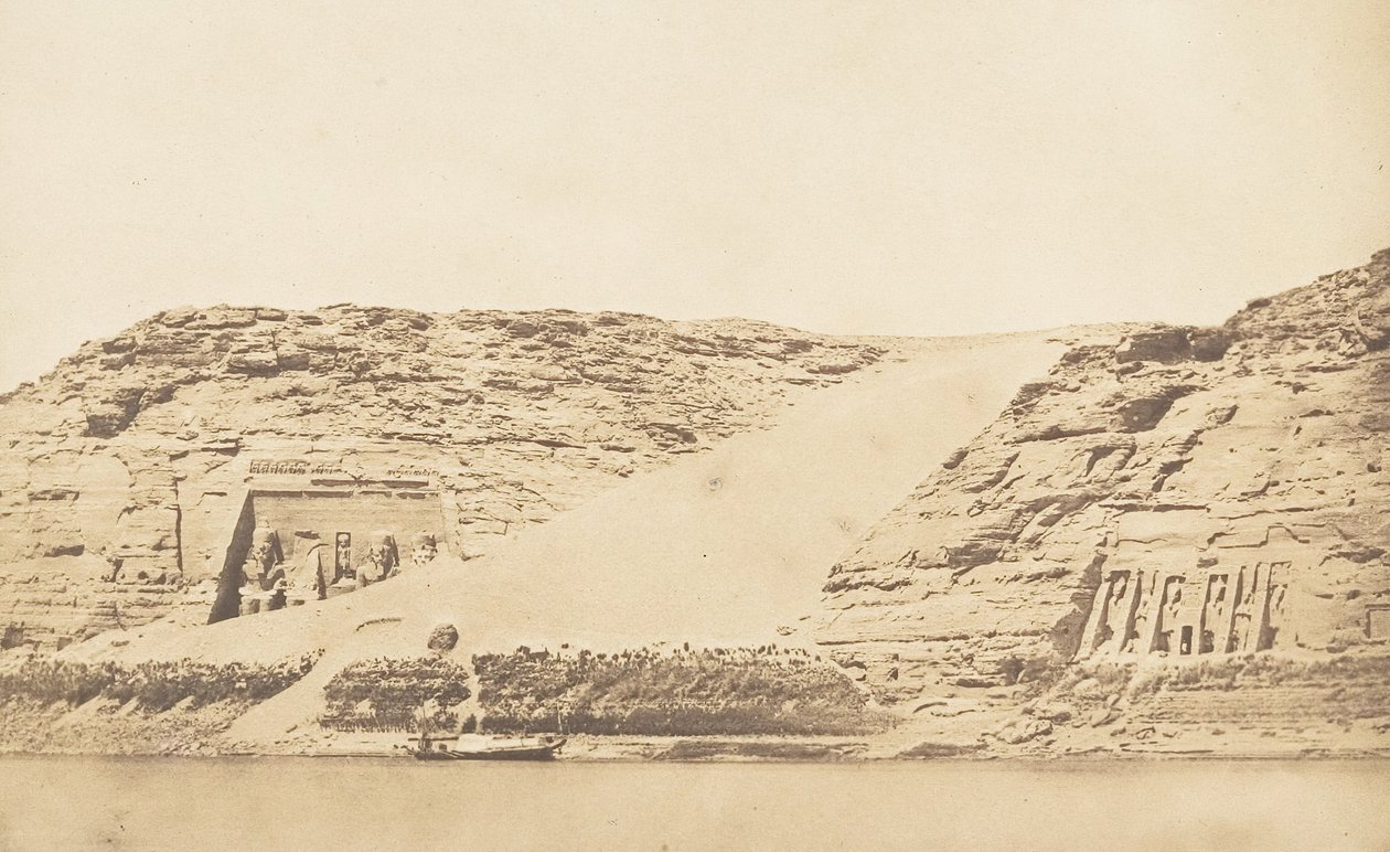 Allgemeine Ansicht der Spéos von Phré und Athor, in Abousembil, von der Insel aus gesehen, 29. März 1850 von Maxime Du Camp