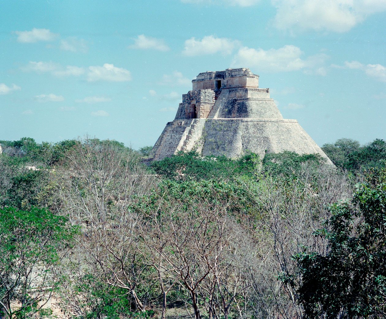 Präkolumbische Zivilisation: Ansicht des oberen Tempels auf der Stätte von Uxmal, antike Maya-Hauptstadt, Puuc-Stil. Nord-Yucatan 600-900 n. Chr. Mexiko von Mayan