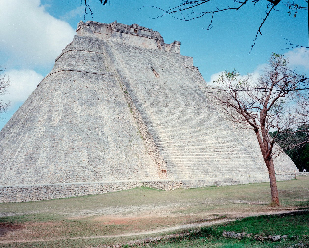 Präkolumbische Zivilisation: Blick auf den oberen Tempel auf der Stätte von Uxmal, antike Maya-Hauptstadt, Puuc-Stil. Nord-Yucatan, 600-900 n. Chr. Mexiko von Mayan