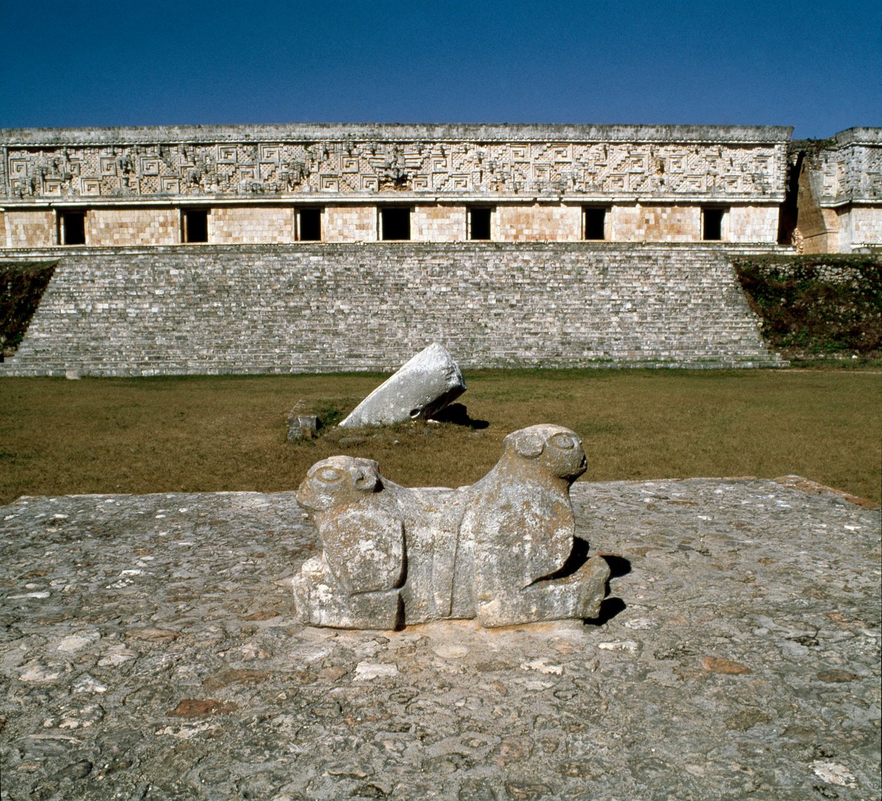 Ansicht des Gouverneurspalastes, Altar der zwei Jaguare, 9.-10. Jahrhundert von Mayan