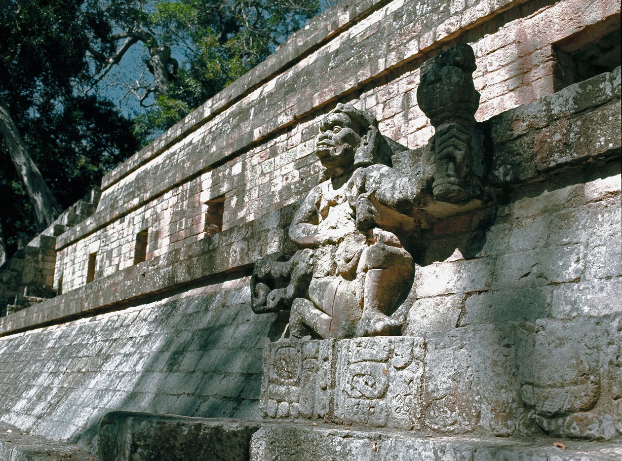 Blick auf die Mauer der Akropolis mit Skulpturen der Herrscher von Copan, klassische Periode 7.-8. Jahrhundert von Mayan