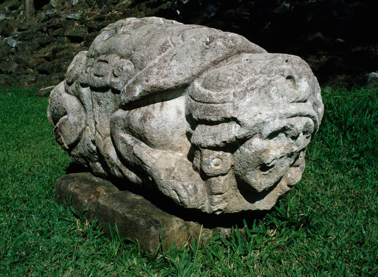 Zoomorpher Altar aus einem Block Sandstein geschnitzt von Mayan