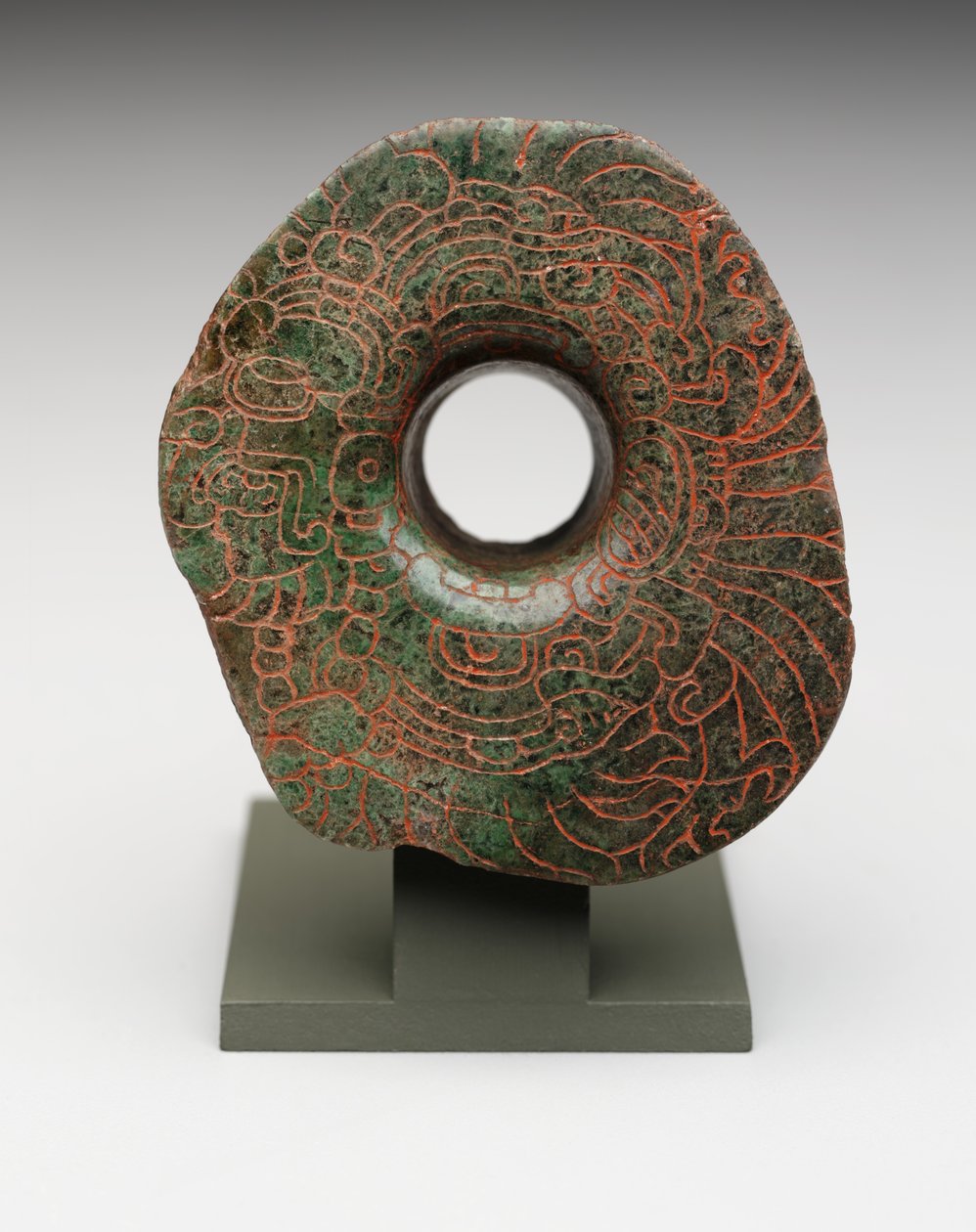Ohrstecker mit eingraviertem Bild der Hauptvogelfigur, ca. 300-500 von Mayan Mayan
