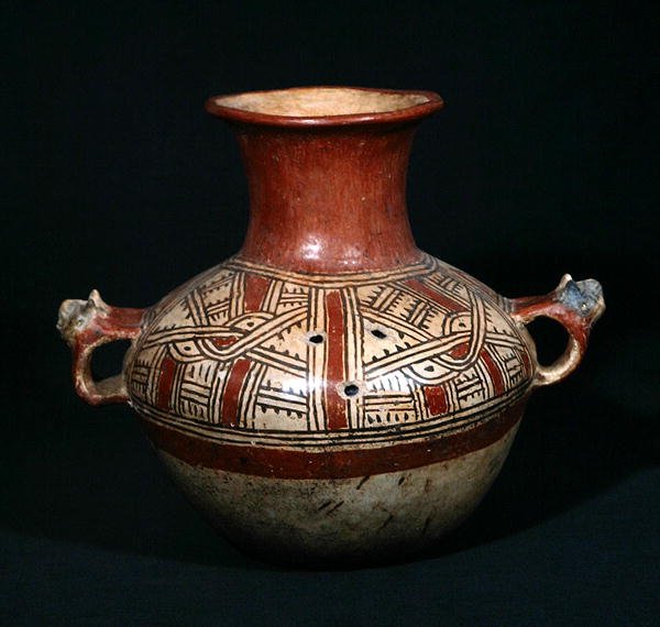 Graburne mit Löchern aus Utatlan (Cumarcaaj), Quiche, Guatemala, Zentralamerika, Postklassische Periode von Mayan Mayan