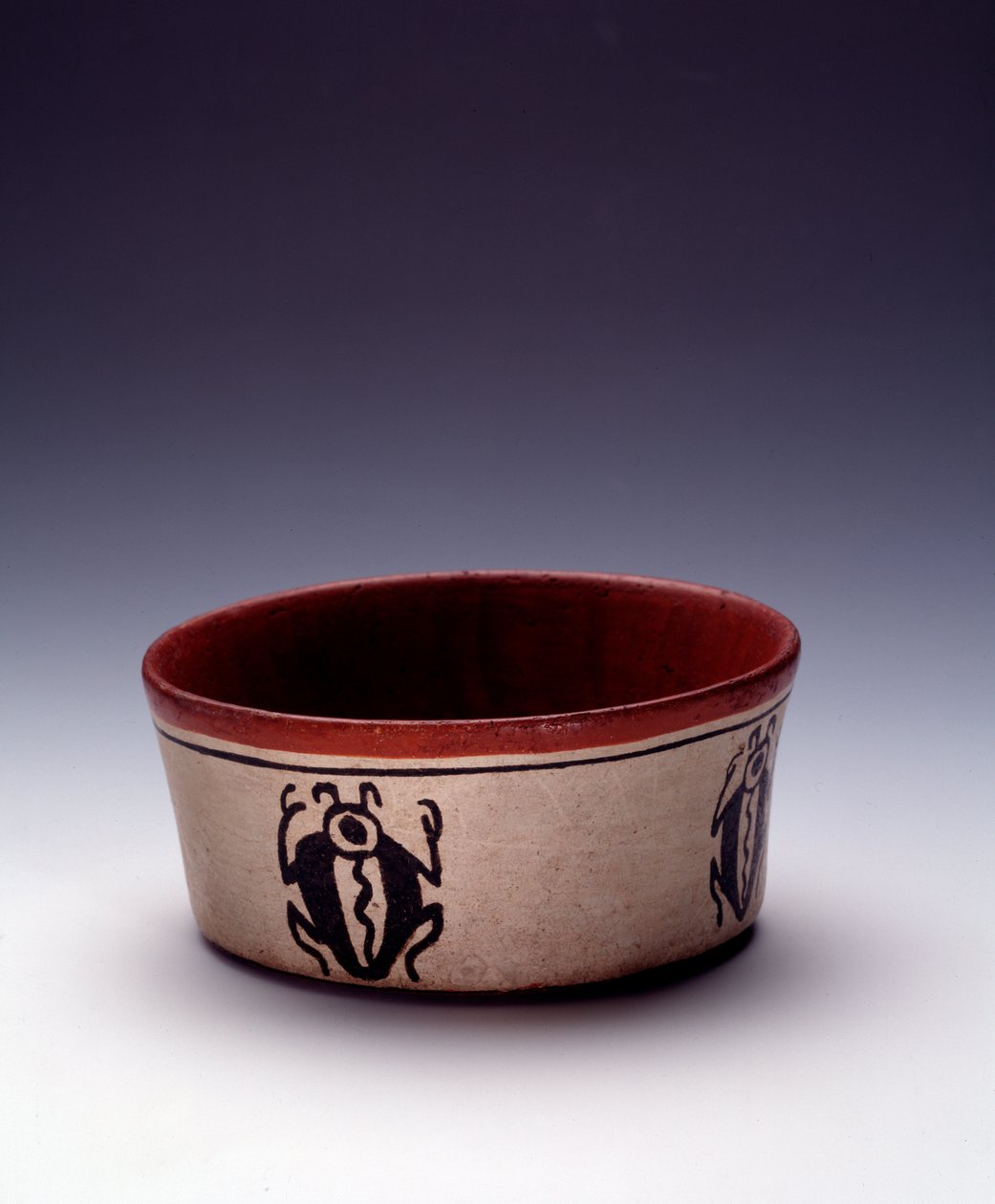 Präkolumbianische Kunst, Maya-Zivilisation, klassische Periode: Schale aus polychromem Ton, dekoriert mit schwarzen Käfern. Aus Peten, Guatemala von Mayan Mayan