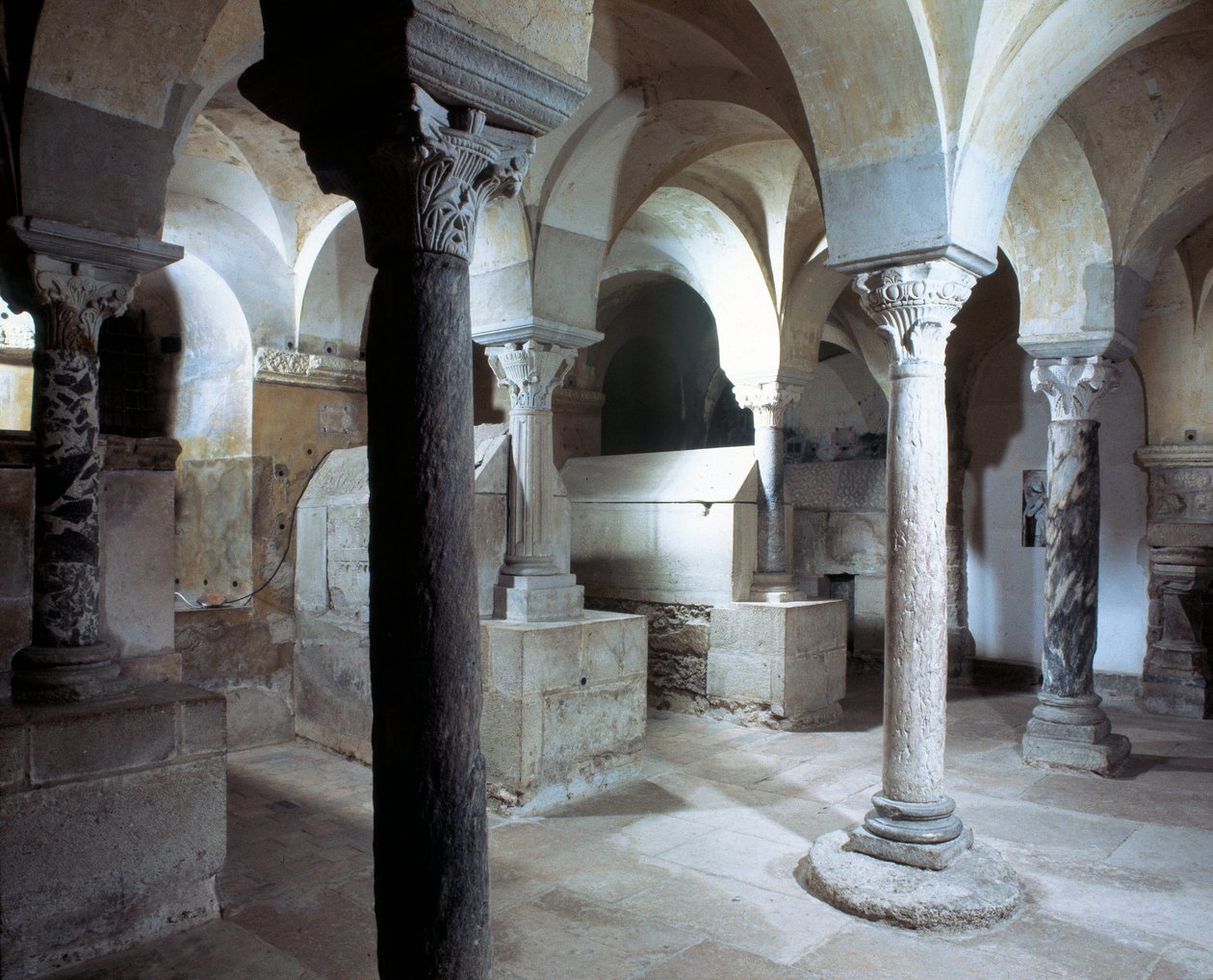 Merowingische Kunst: Blick auf die Krypta der Abtei von Jouarre. 7. Jahrhundert n. Chr. von Merovingian