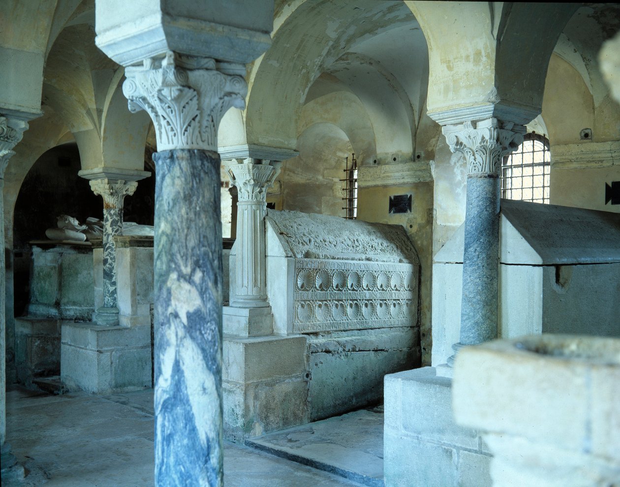 Merowingische Kunst: Blick auf die Krypta der Abtei von Jouarre. 7. Jahrhundert n. Chr. von Merovingian